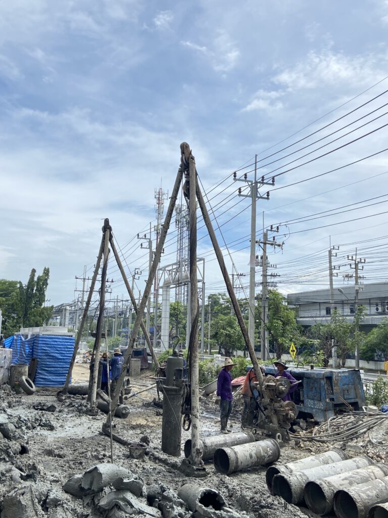 ทีมช่างดำเนินงานเสาเข็มเจาะระบบแห้งหน้างานจริง