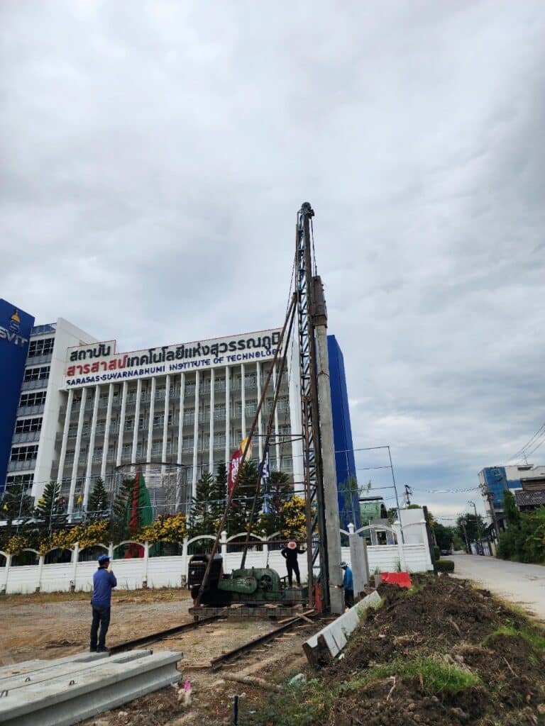 เครื่องปั้นจั่นขนาดใหญ่ขณะตอกเสาเข็ม