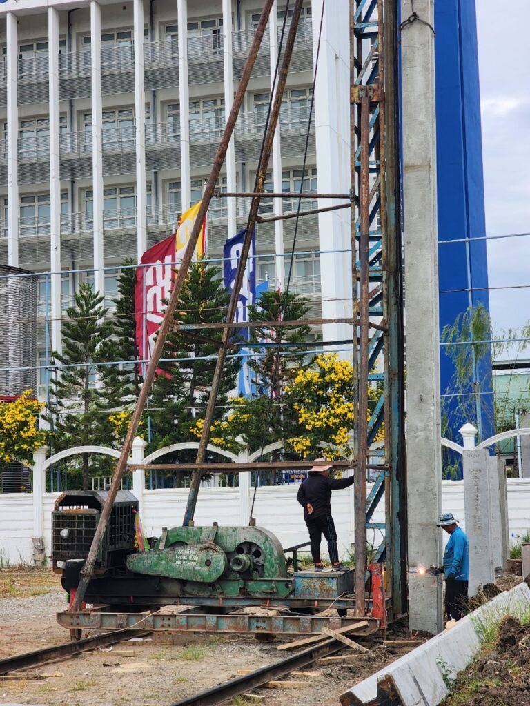 ทีมช่างดำเนินงานตอกเสาเข็มปั้นจั่นใหญ่หน้างานโรงงาน