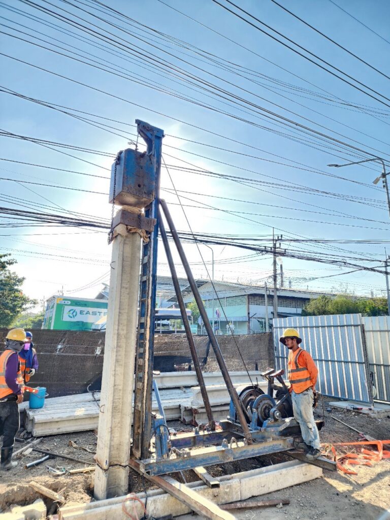 ทีมช่างกำลังติดตั้งเสาเข็มตอกหน้างานจริง