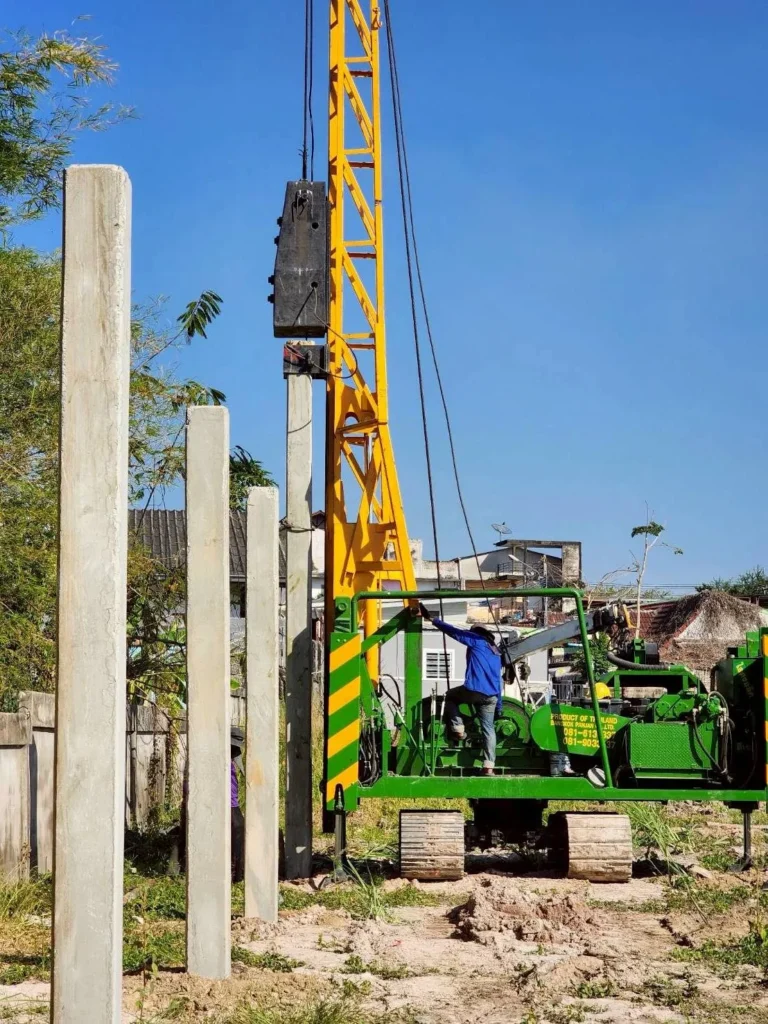 ปั้นจั่นใหญ่ตอกเสาเข็มสี่เหลี่ยมตัน I26 ที่พัทยาใต้ จังหวัดชลบุรี