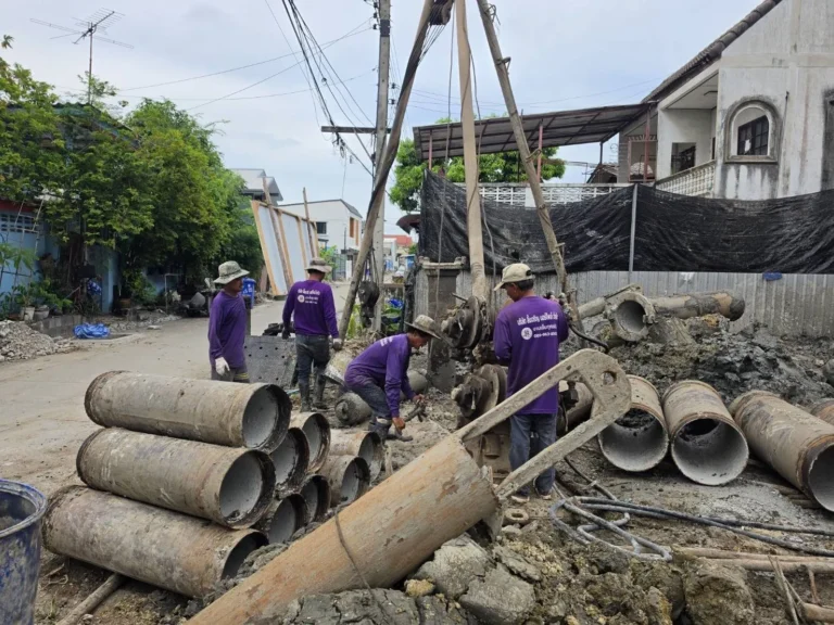 การเทคอนกรีตลงหลุมเสาเข็มเจาะระบบแห้ง ถนนเทพารักษ์ สมุทรปราการ