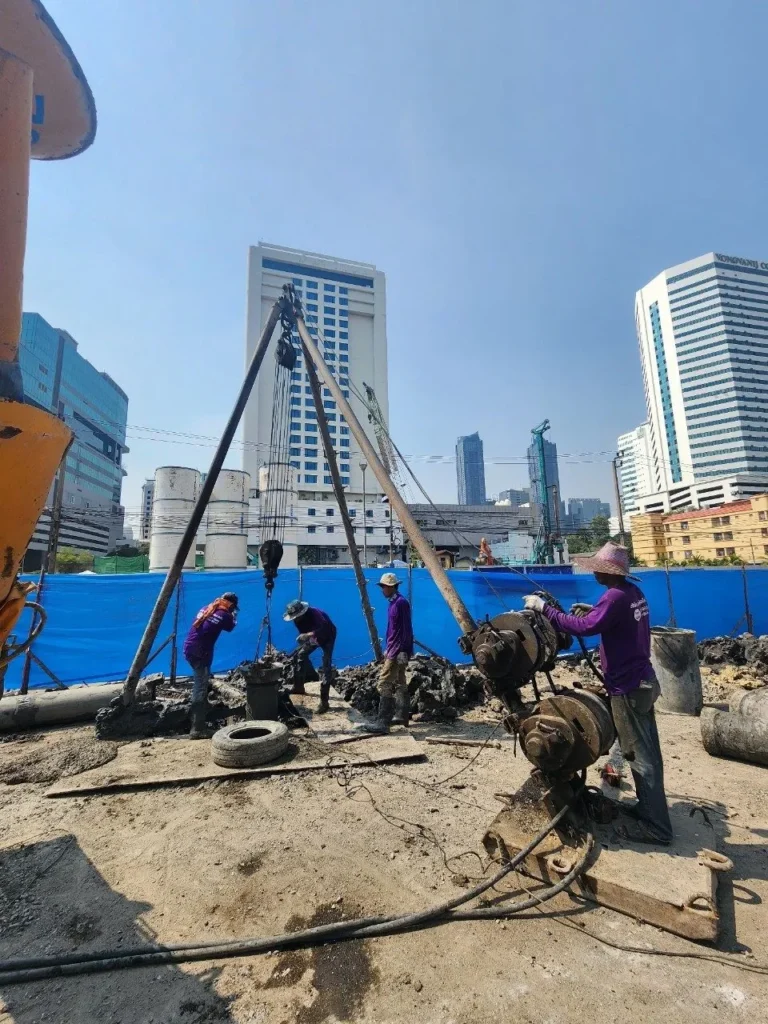 การลงปลอกเหล็กสำหรับเสาเข็มเจาะ Ø0.35 เมตร ใจกลางกรุงเทพมหานคร