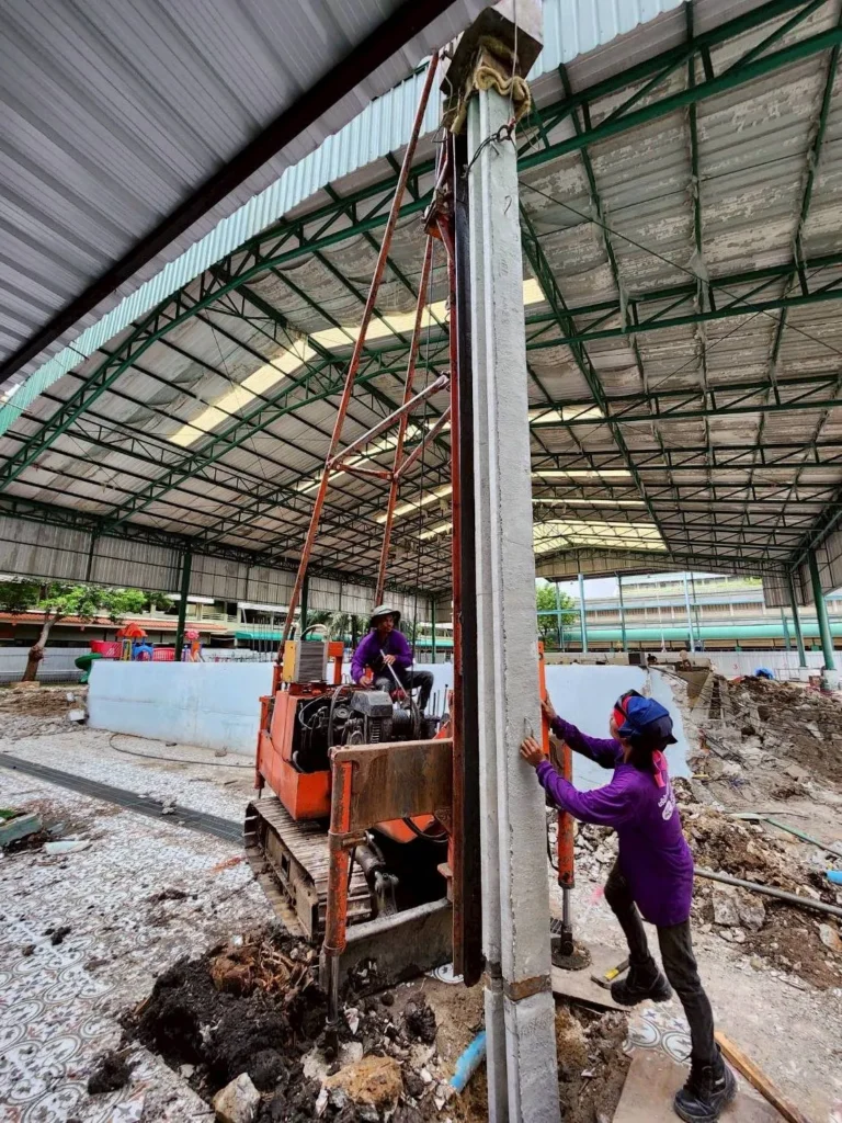 ปั้นจั่นไมโครไพล์ตอกเสาเข็ม I22 ในพื้นที่โรงเรียนสามเสนนอก กรุงเทพมหานคร