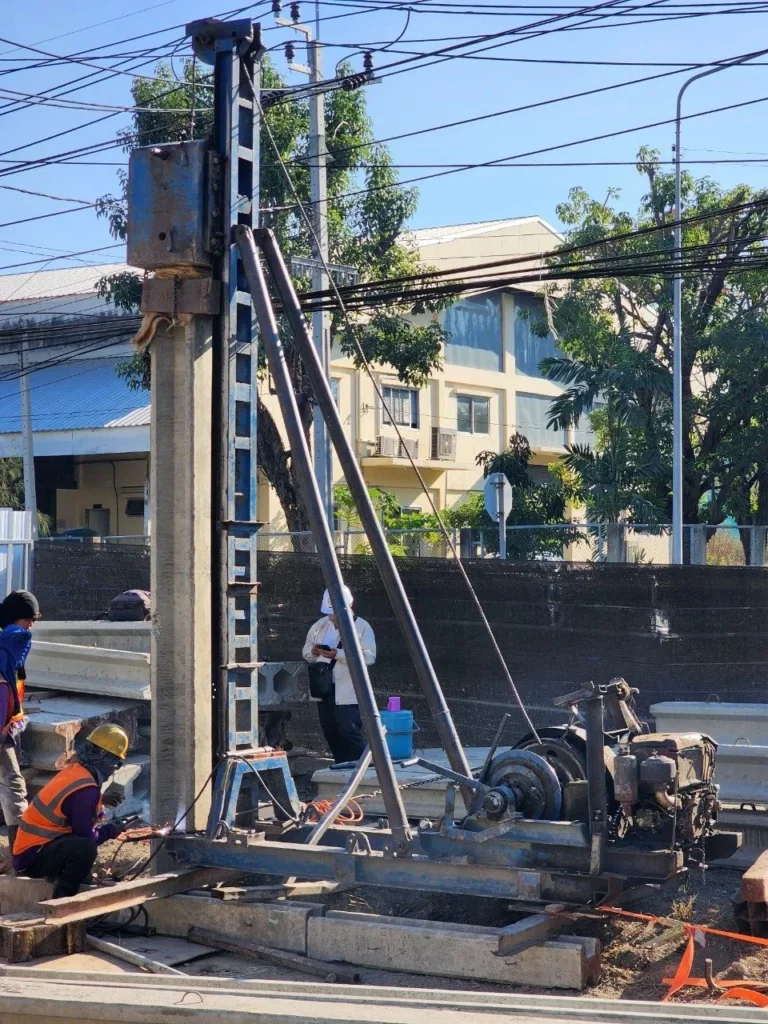 ผลงานที่ผ่านมา ปั้นจั่นไมโครไพล์ตอกเสาเข็ม I30 ระหว่างอาคารโรงงาน นิคมอุตสาหกรรมบางปู ซอย 8D